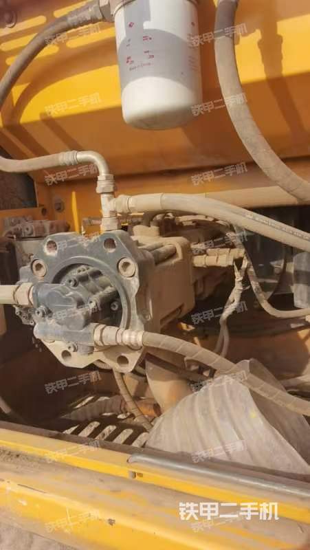 液压泵舱室正面整体（整机外观）