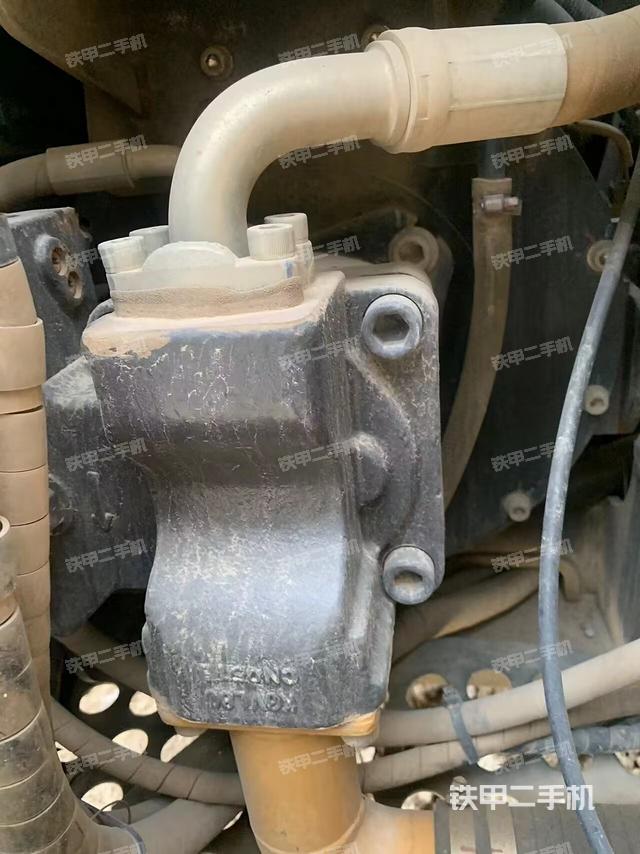 液压泵舱室正面整体（整机外观）