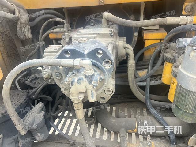 液压泵舱室正面整体（整机外观）