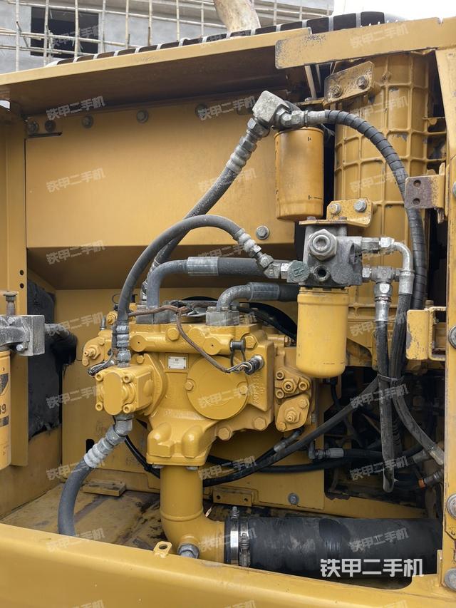 液压泵舱室正面整体（整机外观）