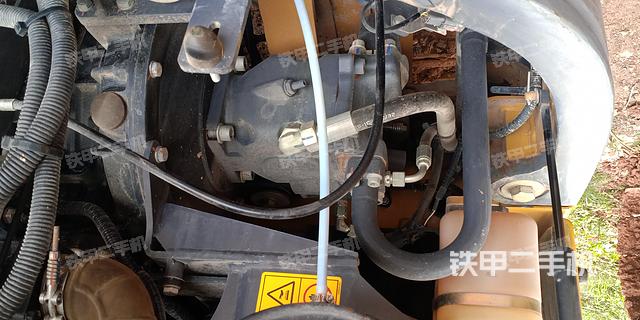 液压泵舱室正面整体（整机外观）