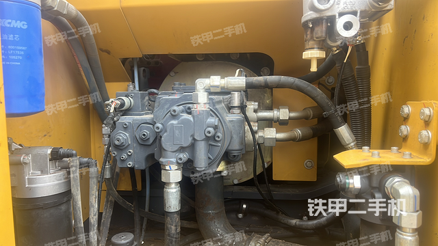 液压泵舱室正面整体（整机外观）