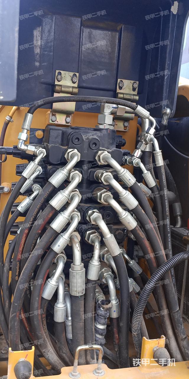 回转马达和主控阀（整机外观）