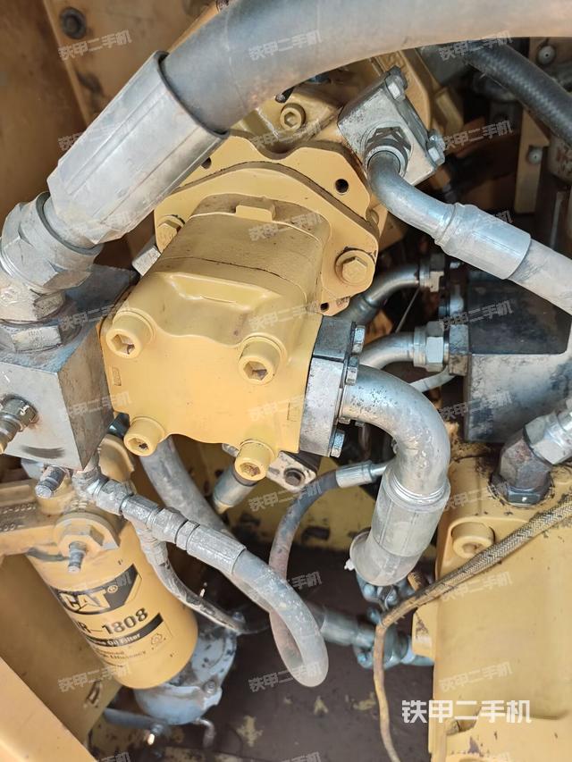 液压泵舱室正面整体（整机外观）