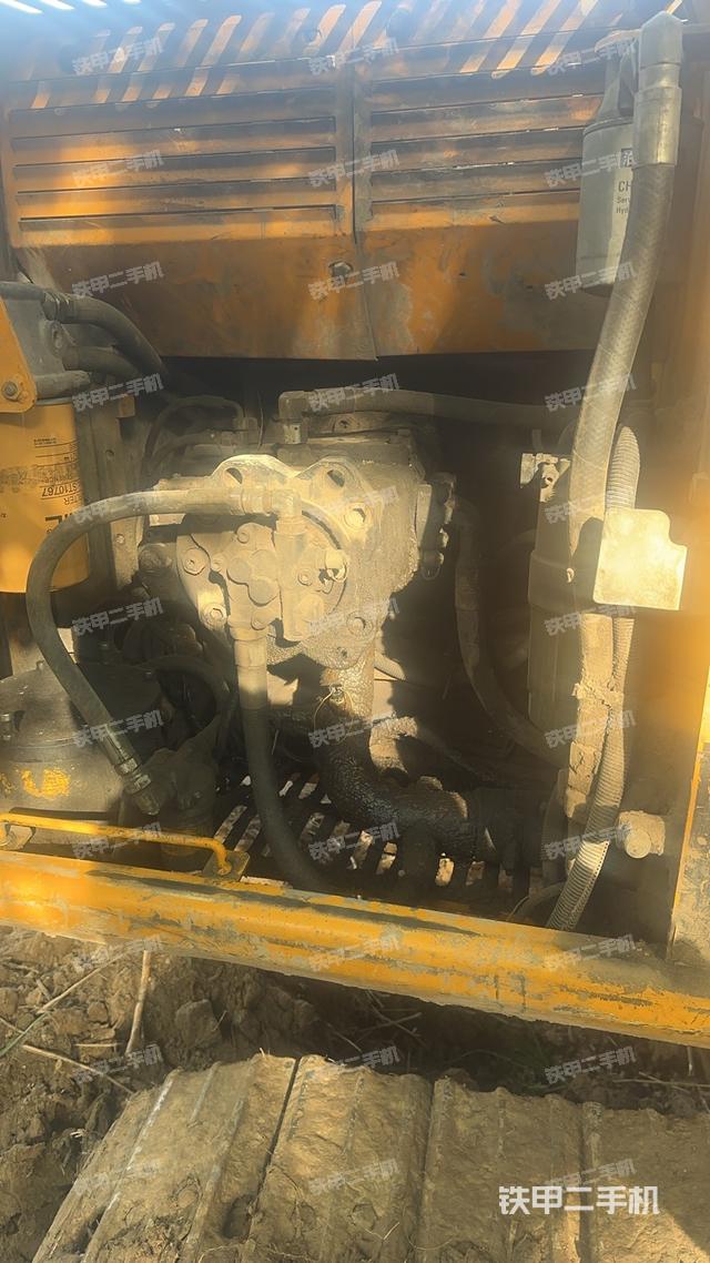 液压泵舱室正面整体（整机外观）