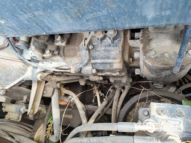 液压泵舱室正面整体（整机外观）