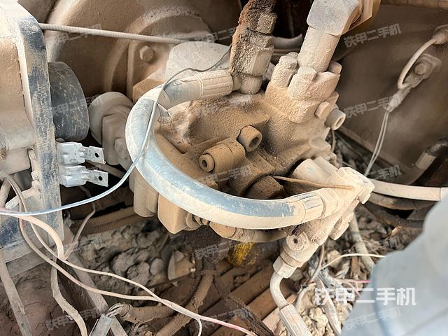 液压泵舱室正面整体（整机外观）