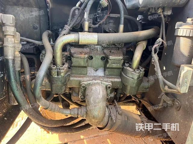 液压泵舱室正面整体（整机外观）