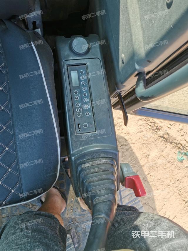 座椅左侧控制台/音响/含左手柄（驾驶室部分）