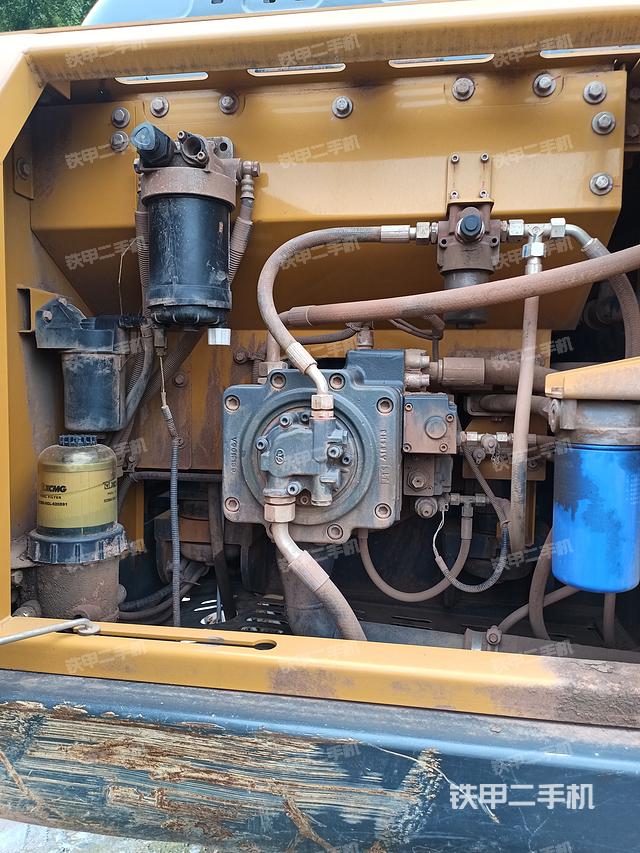 液压泵舱室正面整体（整机外观）