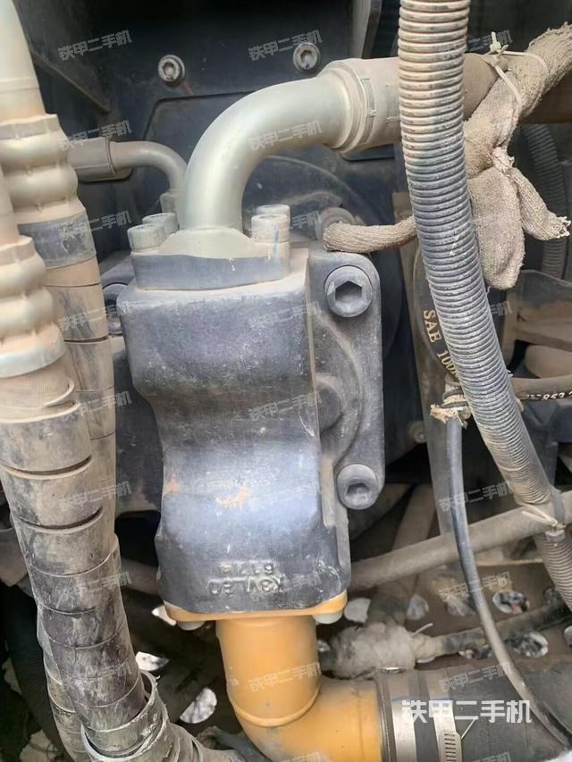 液压泵舱室正面整体（整机外观）