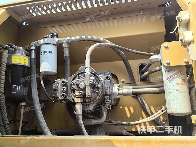 液压泵舱室正面整体（整机外观）