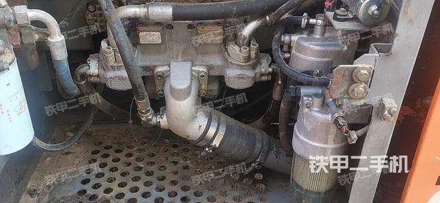 液压泵舱室正面整体（整机外观）