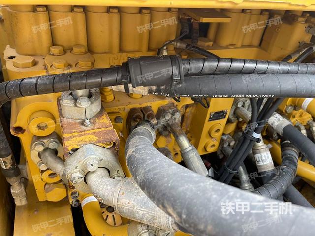 回转马达和主控阀（整机外观）