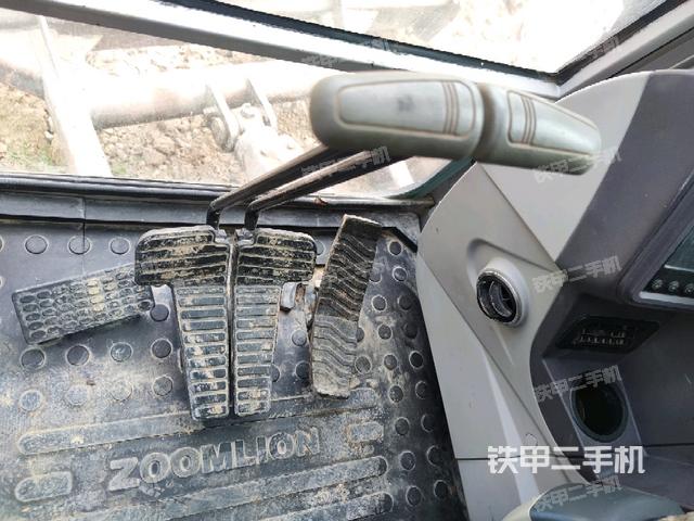 行走控制手柄和踏板 俯拍(驾驶室部分) 行走控制手柄和踏板 俯拍(驾驶室部分)