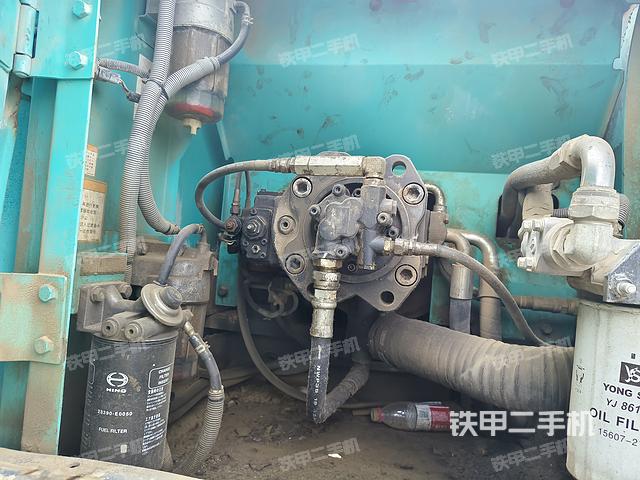 液压泵舱室正面整体（整机外观）