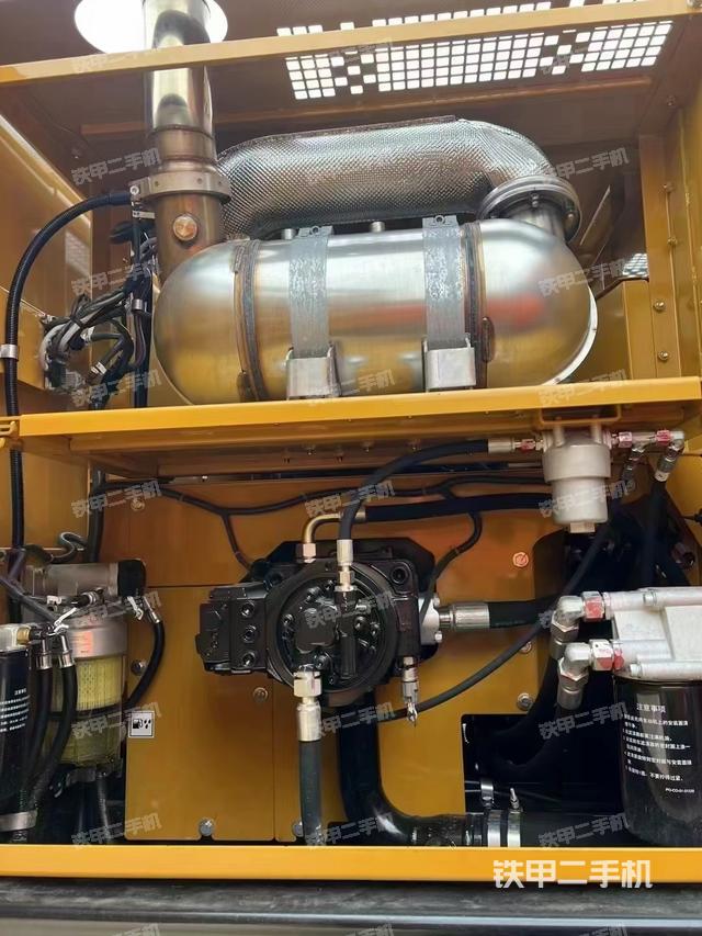 液压泵舱室正面整体（整机外观）