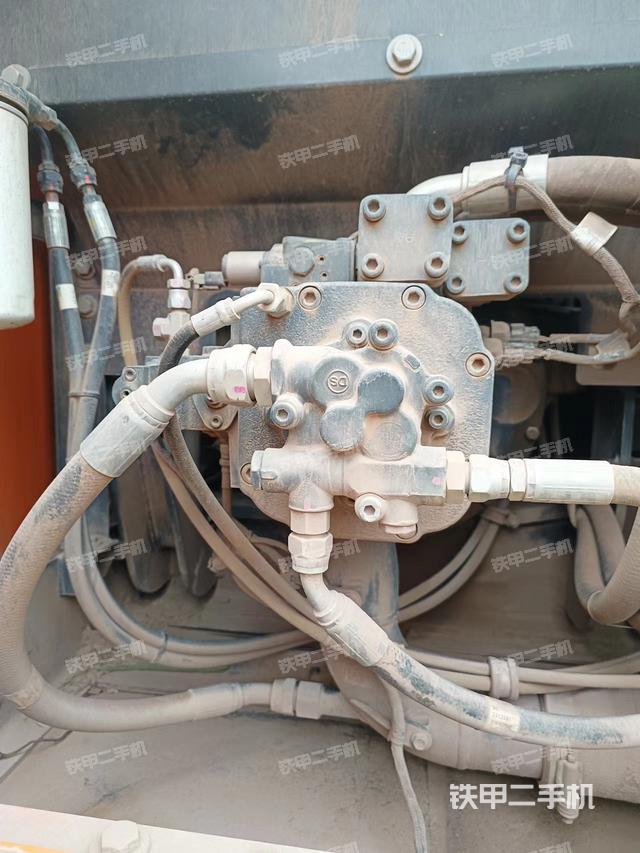 液压泵舱室正面整体（整机外观）