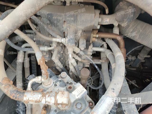 回转马达和主控阀（整机外观）