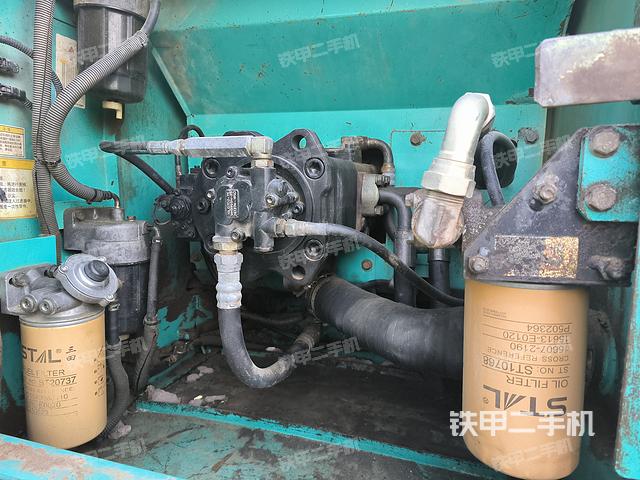 液压泵舱室正面整体（整机外观）