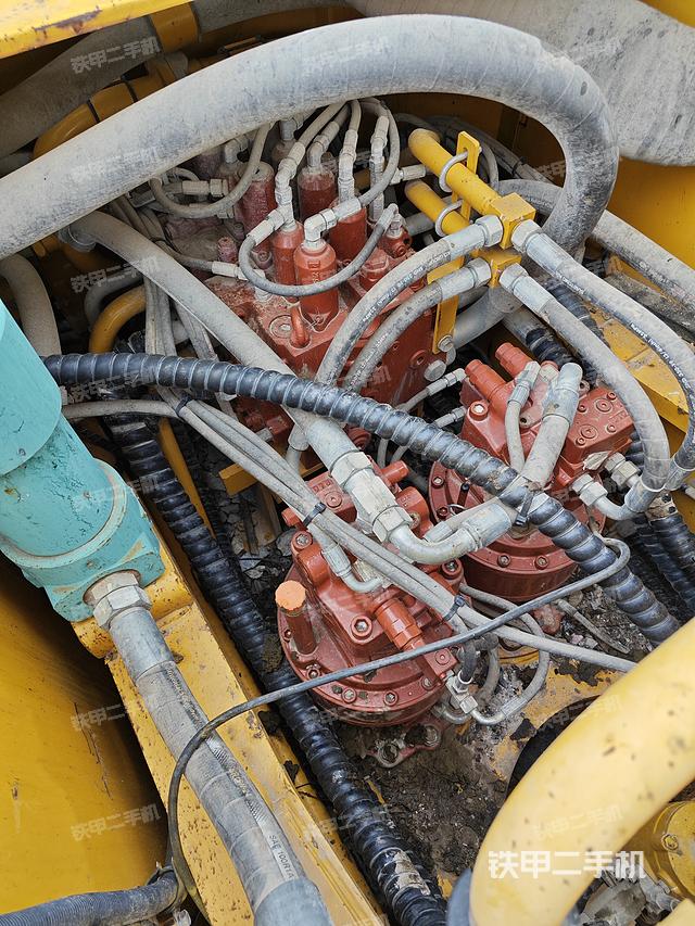 回转马达和主控阀（整机外观）