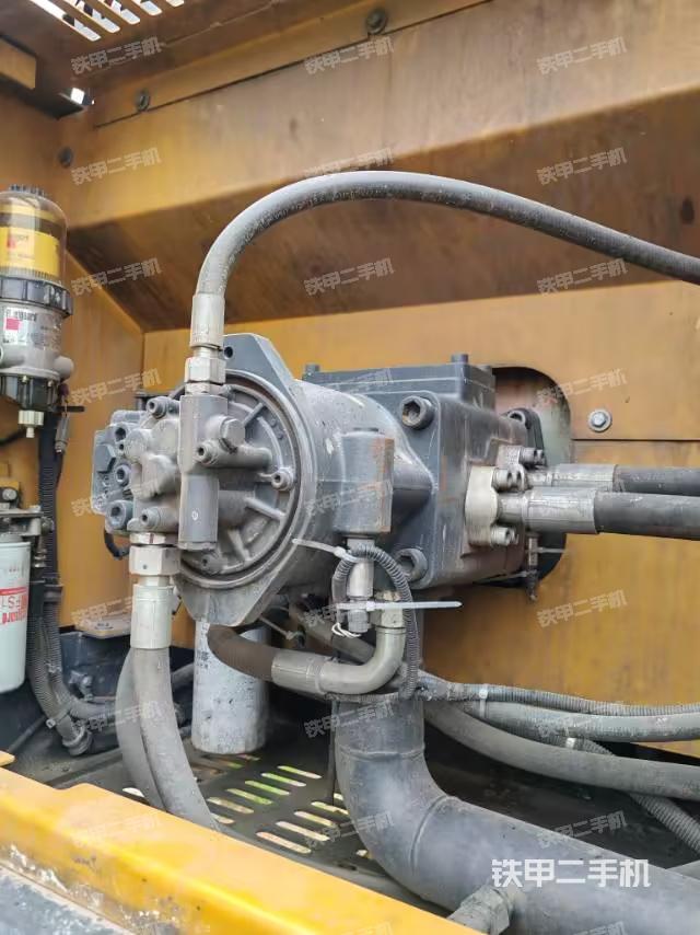 液压泵舱室正面整体（整机外观）