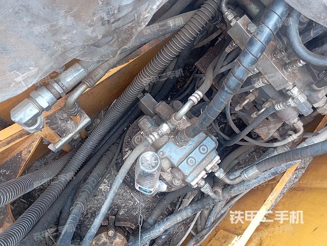 回转马达和主控阀（整机外观）