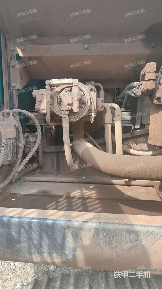 液压泵舱室正面整体（整机外观）