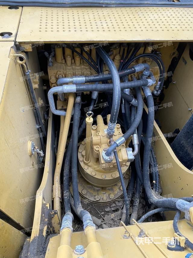 回转马达和主控阀（整机外观）