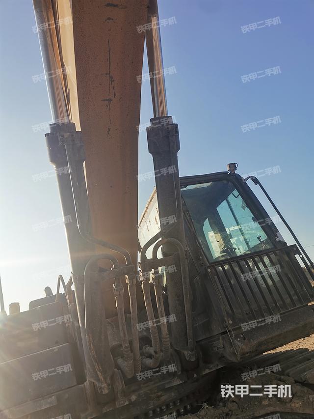 驾驶室顶部（整机外观）