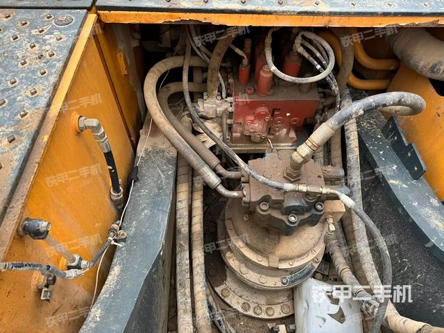 回转马达和主控阀（整机外观）