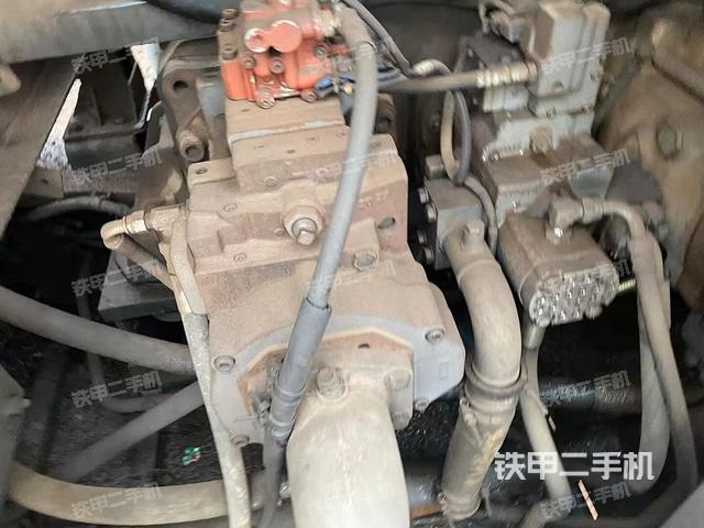 液压泵舱室正面整体（整机外观）