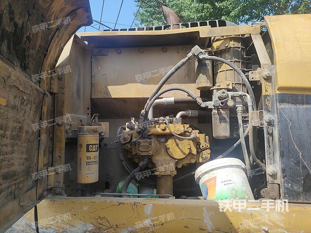 液压泵舱室正面整体（整机外观）