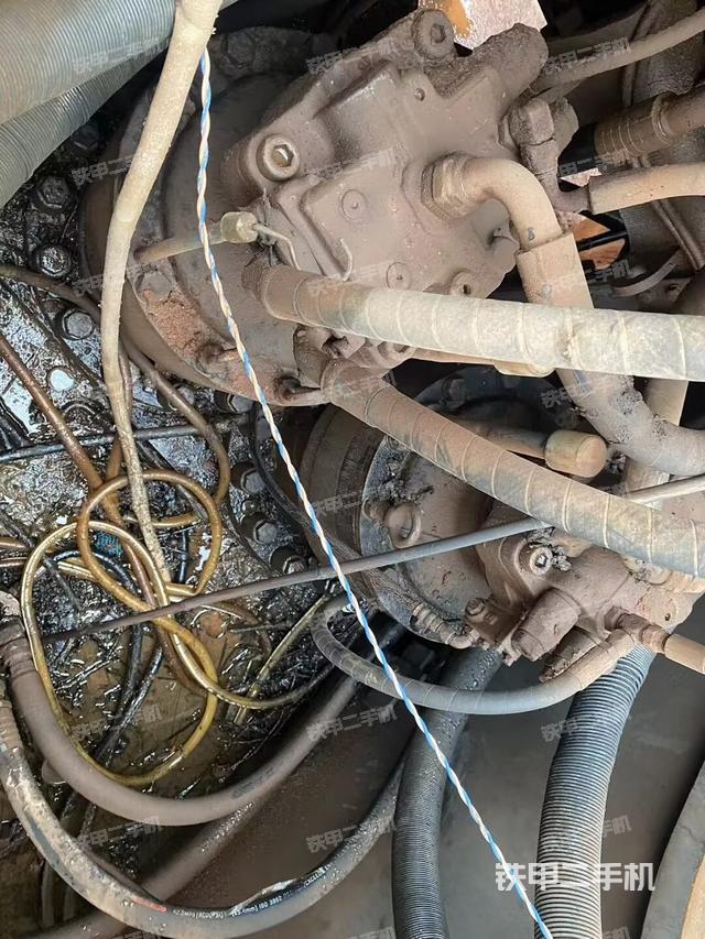 回转马达和主控阀（整机外观）