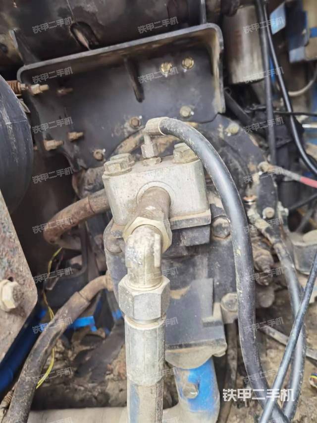 液压泵舱室正面整体（整机外观）