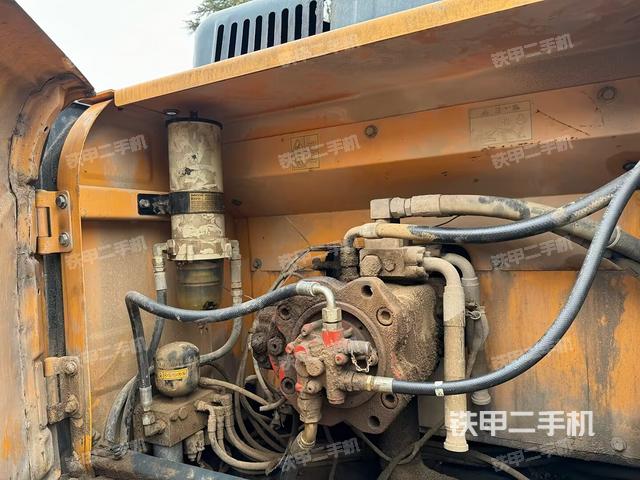 液压泵舱室正面整体（整机外观）