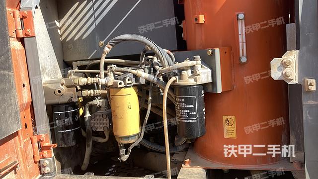 液压泵舱室正面整体（整机外观）