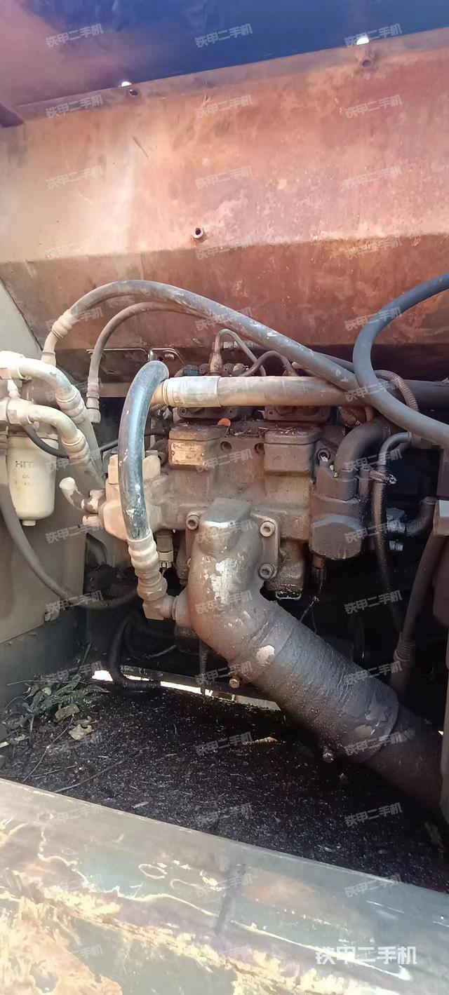 液压泵舱室正面整体（整机外观）