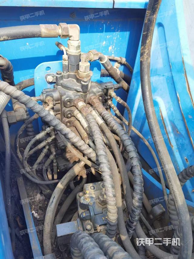 回转马达和主控阀（整机外观）