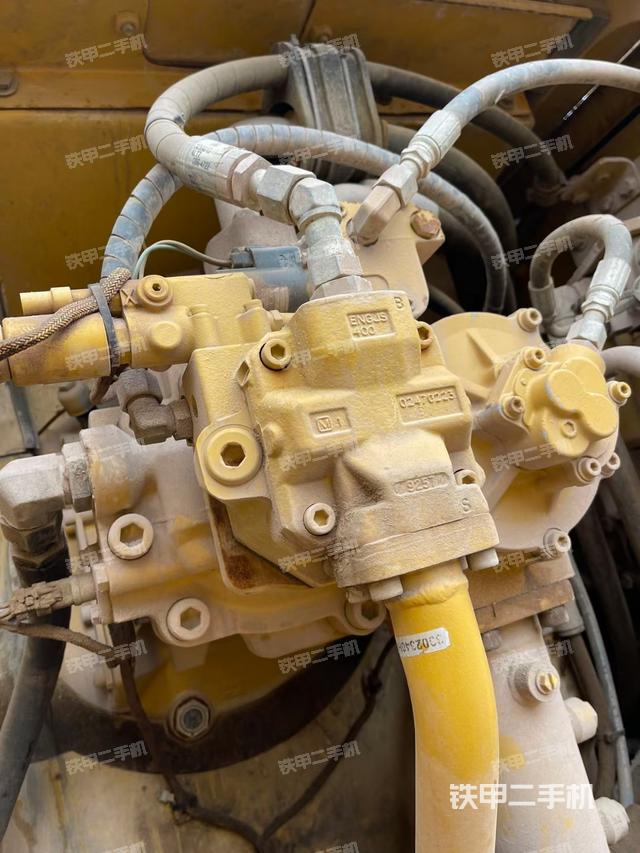 液压泵舱室正面整体（整机外观）