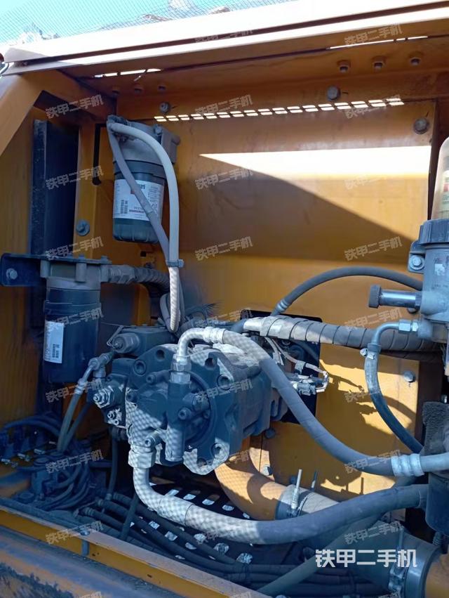 液压泵舱室正面整体（整机外观）