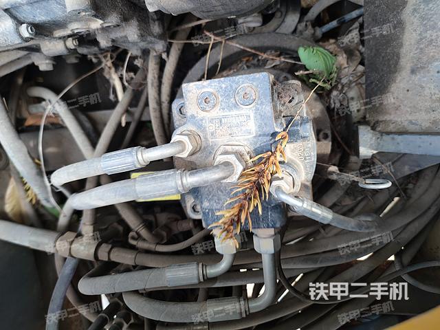 回转马达和主控阀（整机外观）