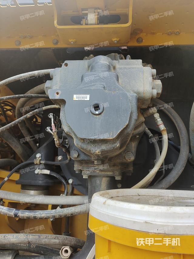 液压泵舱室正面整体（整机外观）