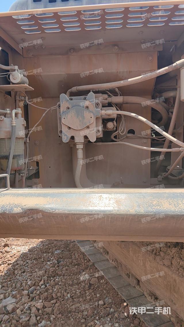 液压泵舱室正面整体（整机外观）