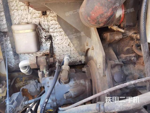 液压泵舱室正面整体（整机外观）