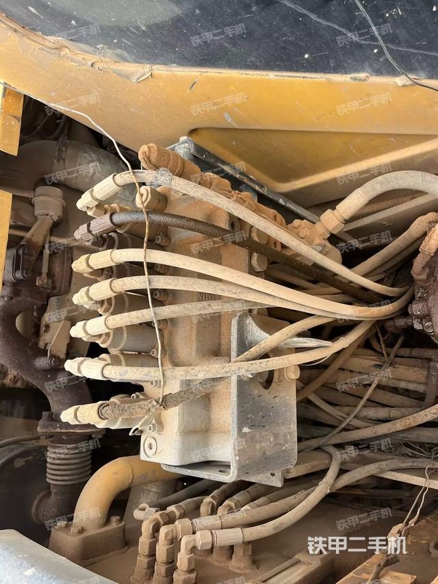 回转马达和主控阀（整机外观）