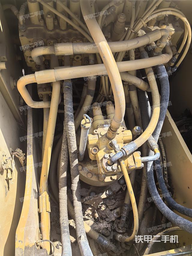 回转马达和主控阀（整机外观）