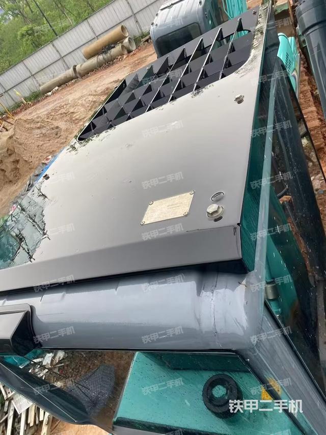 驾驶室顶部（整机外观）