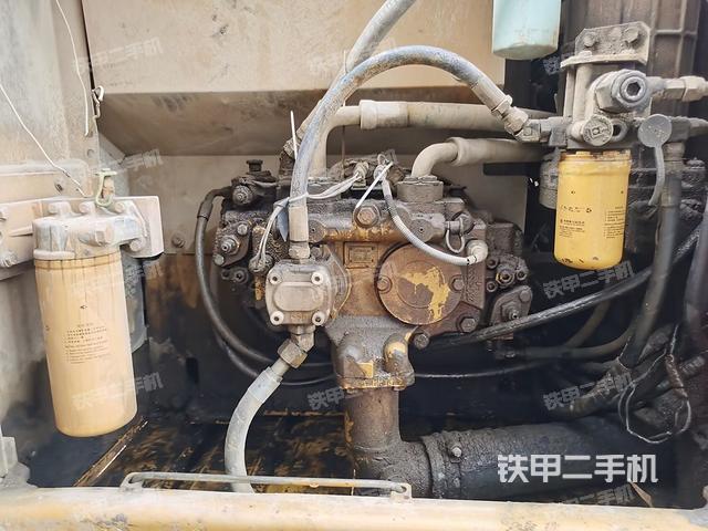 液压泵舱室正面整体（整机外观）