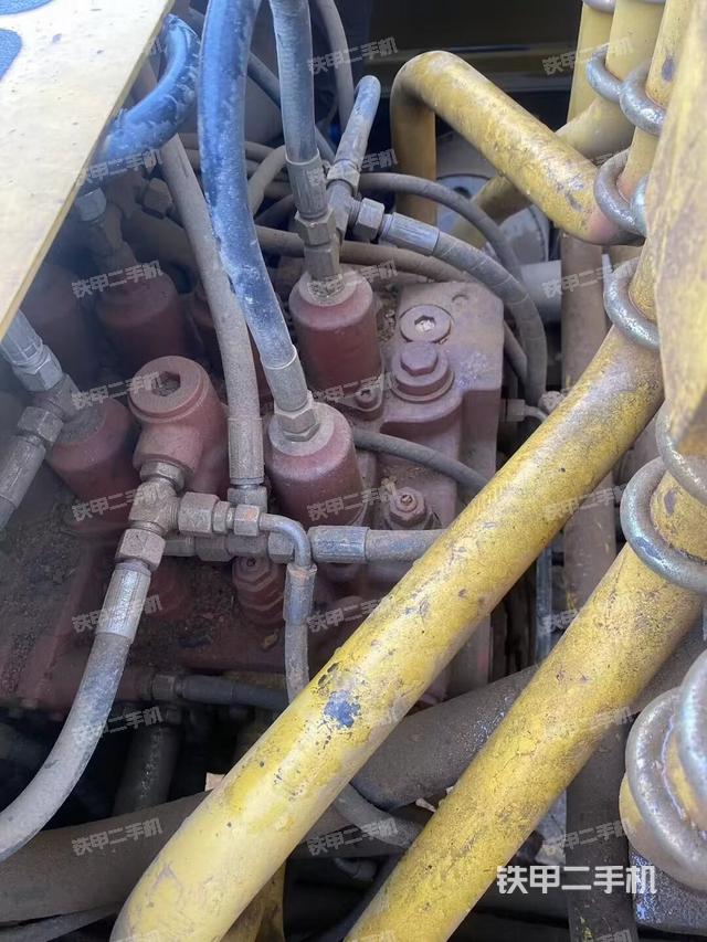 回转马达和主控阀（整机外观）